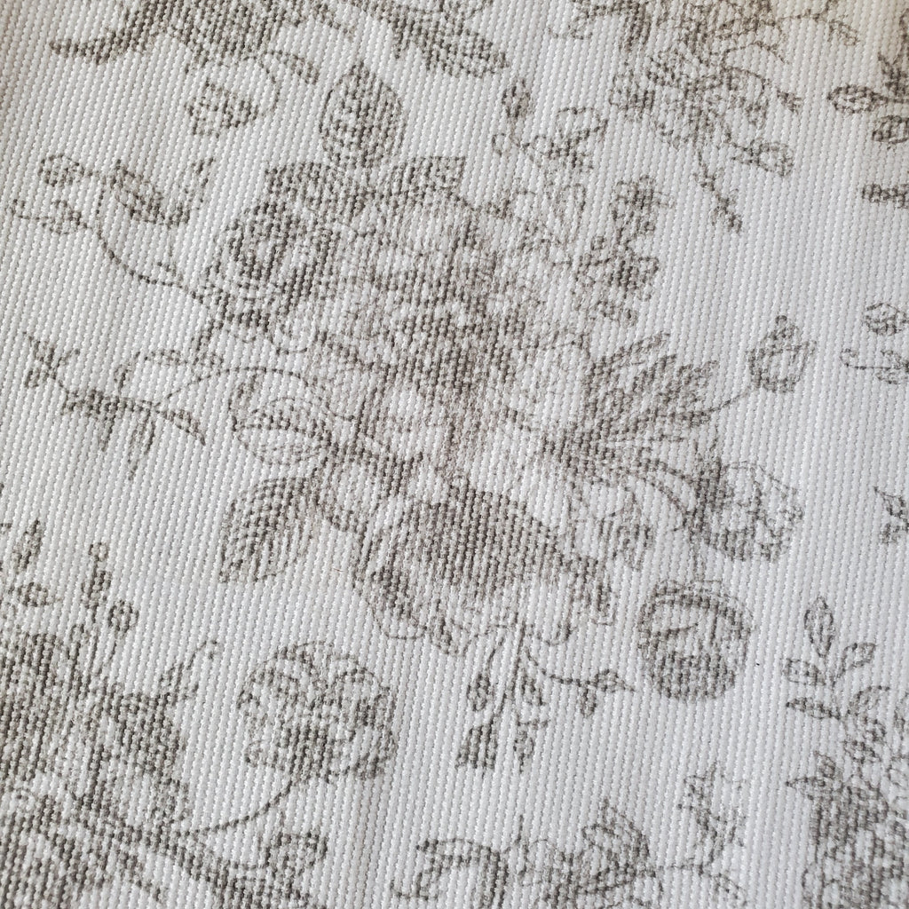 Lot de deux sets de table à fleurs blanches et grises claires