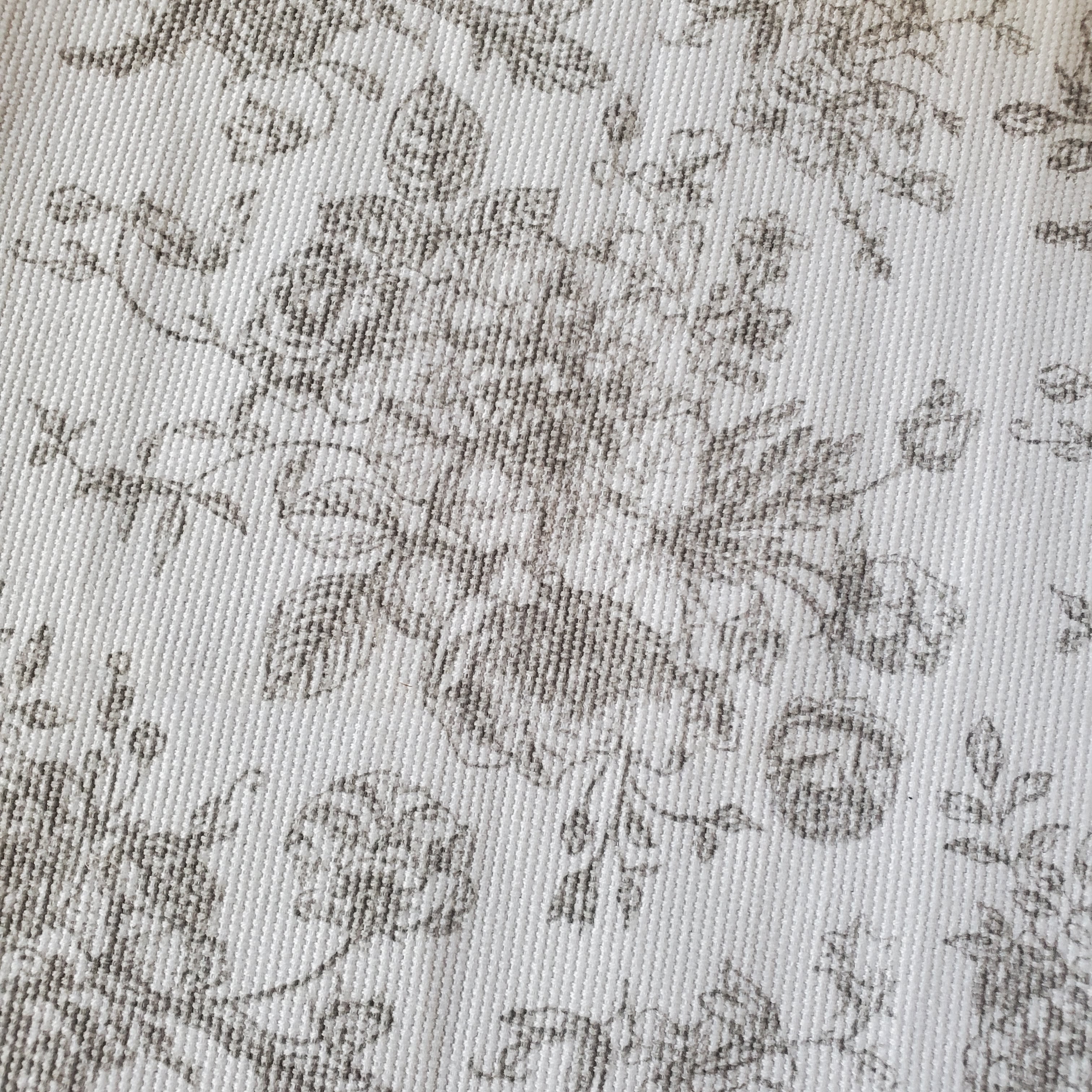 Lot de deux sets de table à fleurs blanches et grises claires