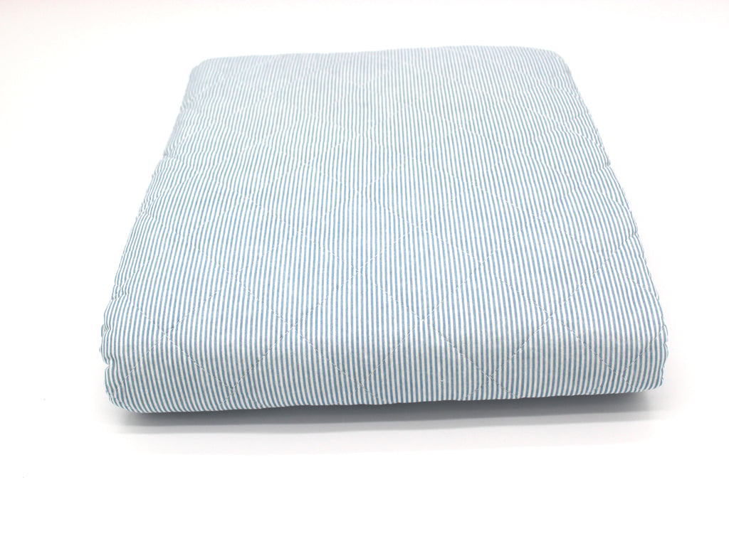Couverture piquée à fines rayures bleues