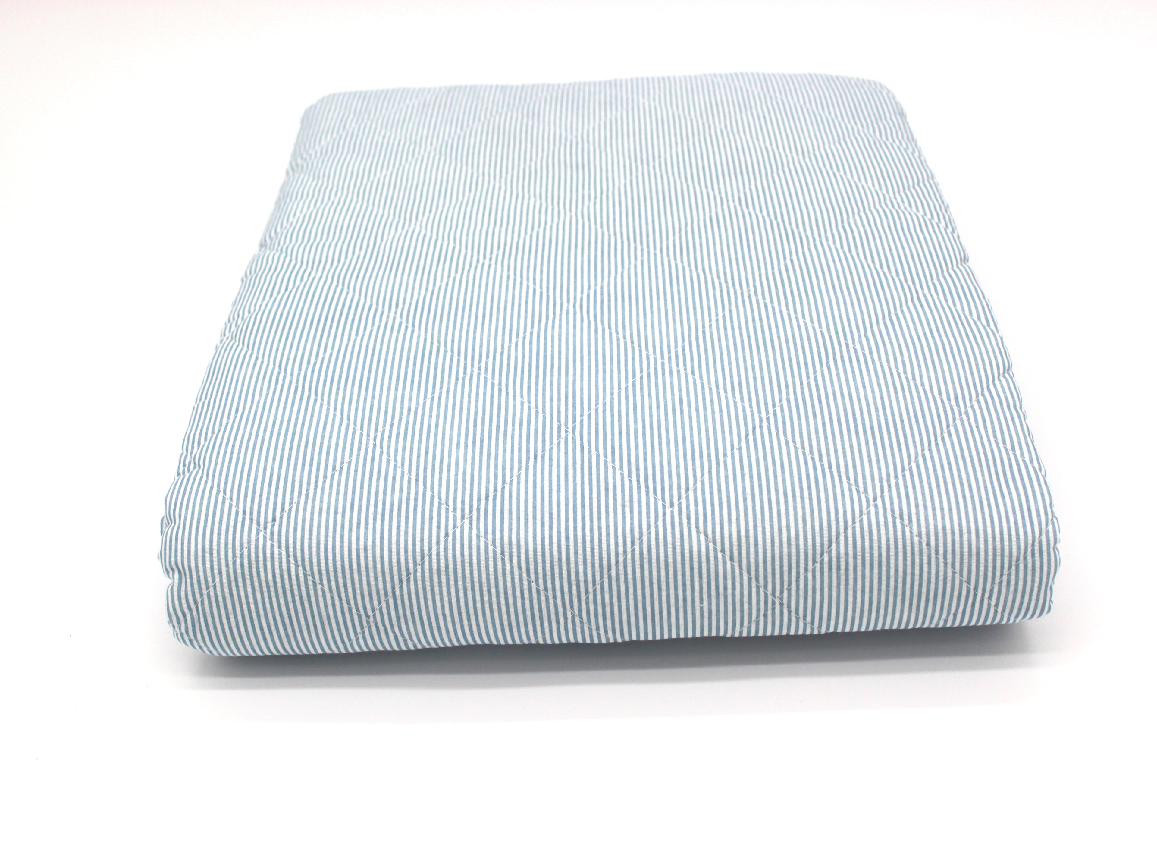 Couverture piquée à fines rayures bleues