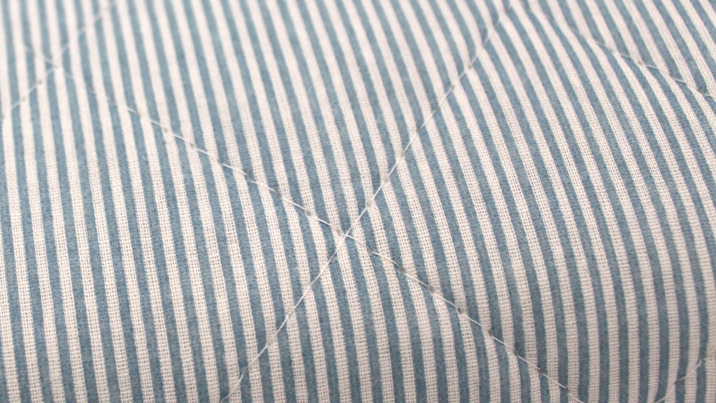 Couverture piquée à fines rayures bleues