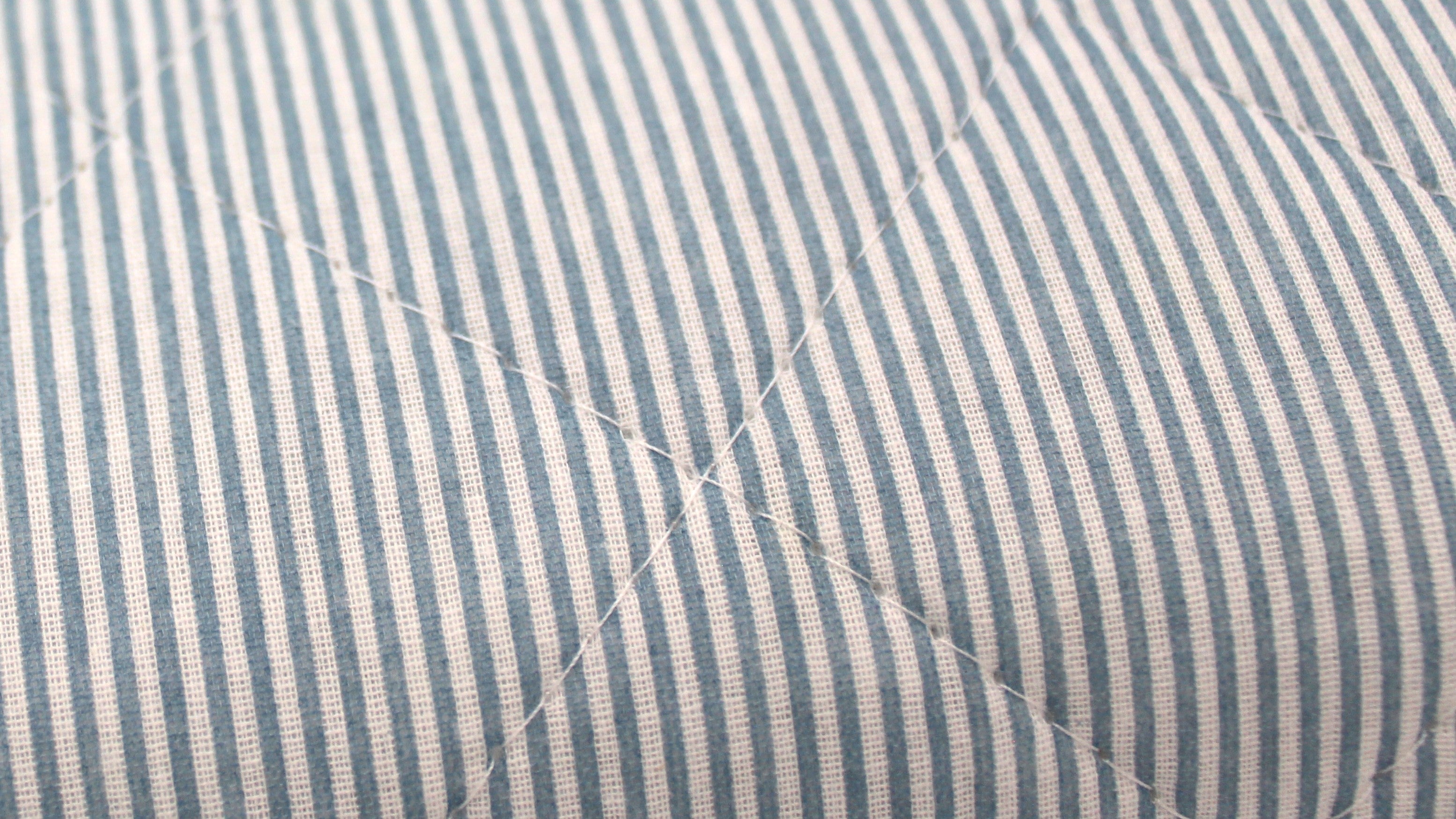 Couverture piquée à fines rayures bleues