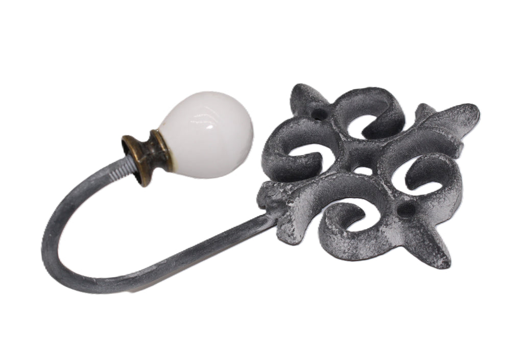 Crochet avec décor et poignée