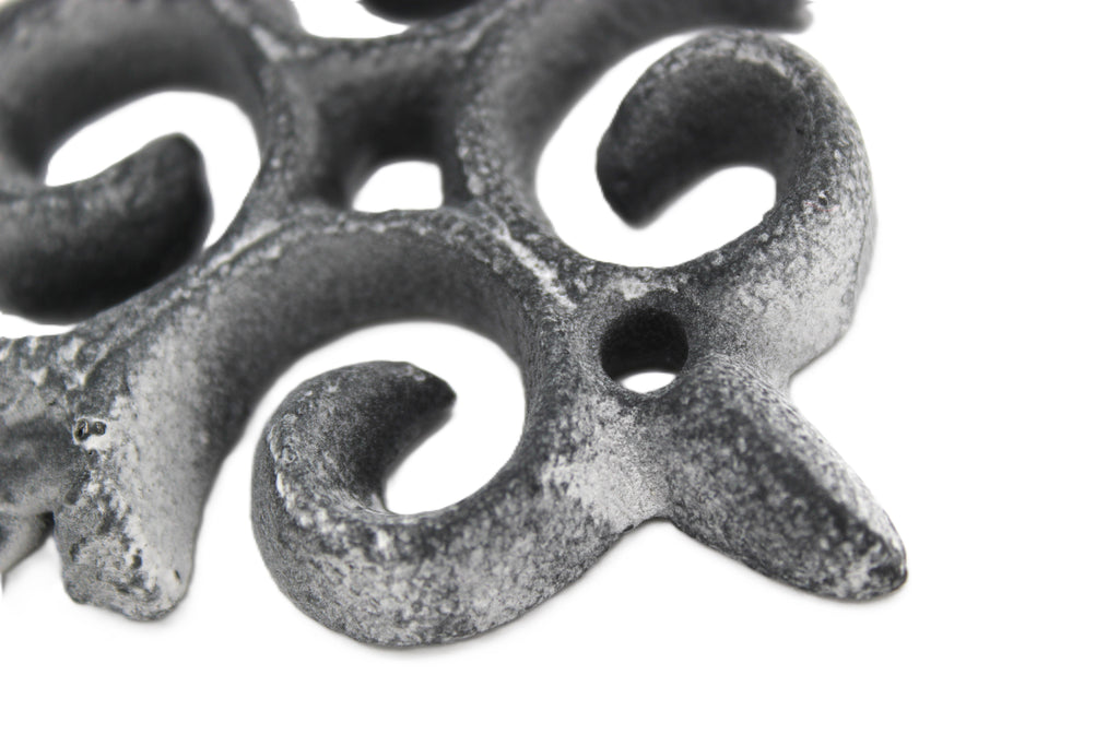 Crochet avec décor et poignée