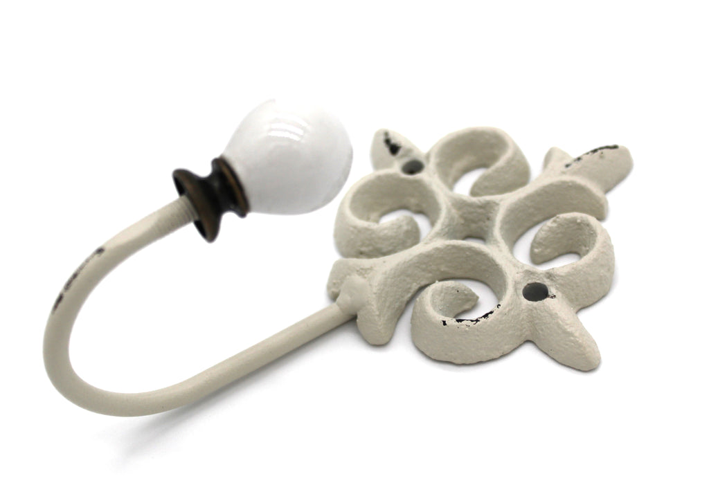 Crochet avec décor et poignée