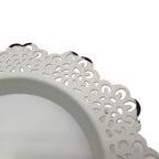 Présentoir avec bordure de dentelle