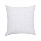 Housse de coussin rayée gris clair et blanc pour salon style maison de caractère et shabby chic