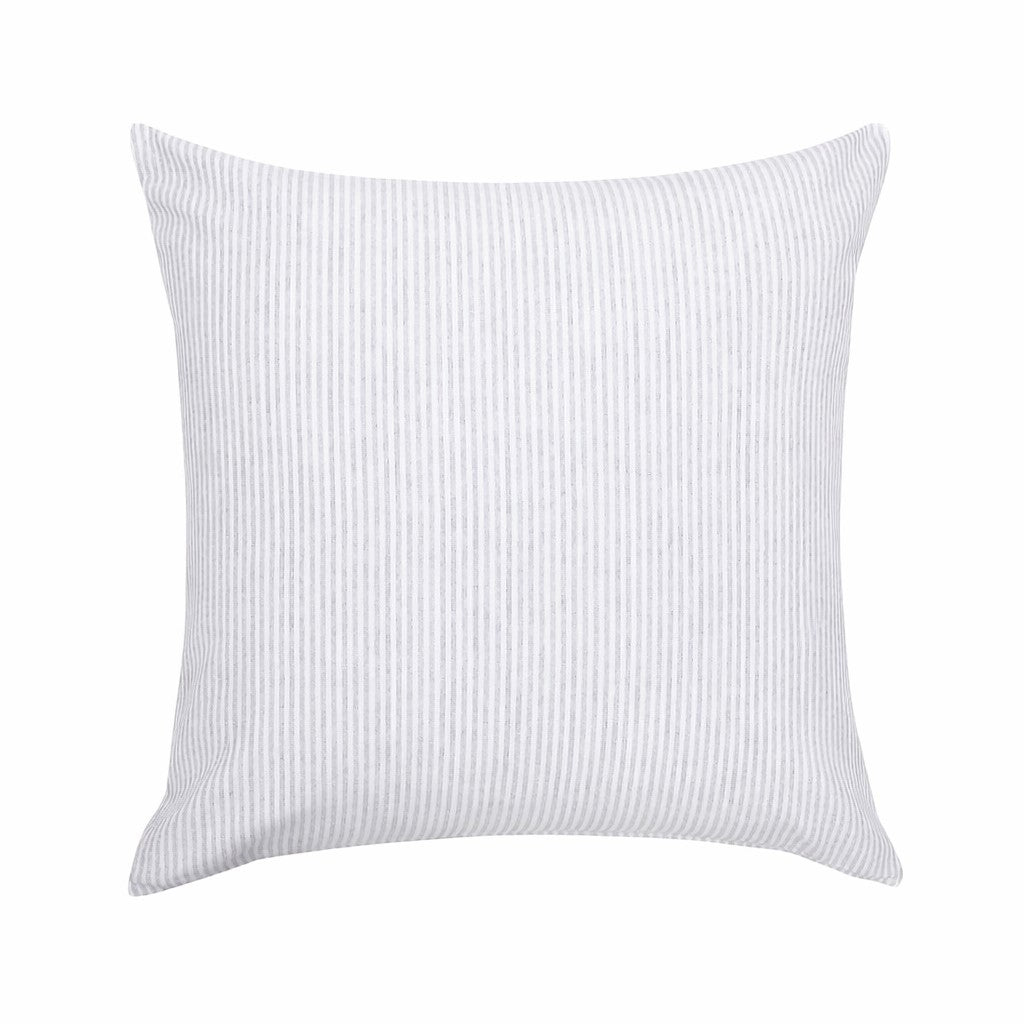 Housse de coussin rayée gris clair et blanc pour salon style maison de caractère et shabby chic