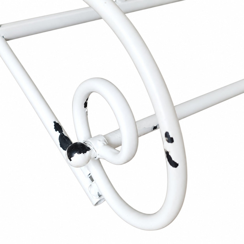 Etagère porte-serviettes murale en métal blanc patiné