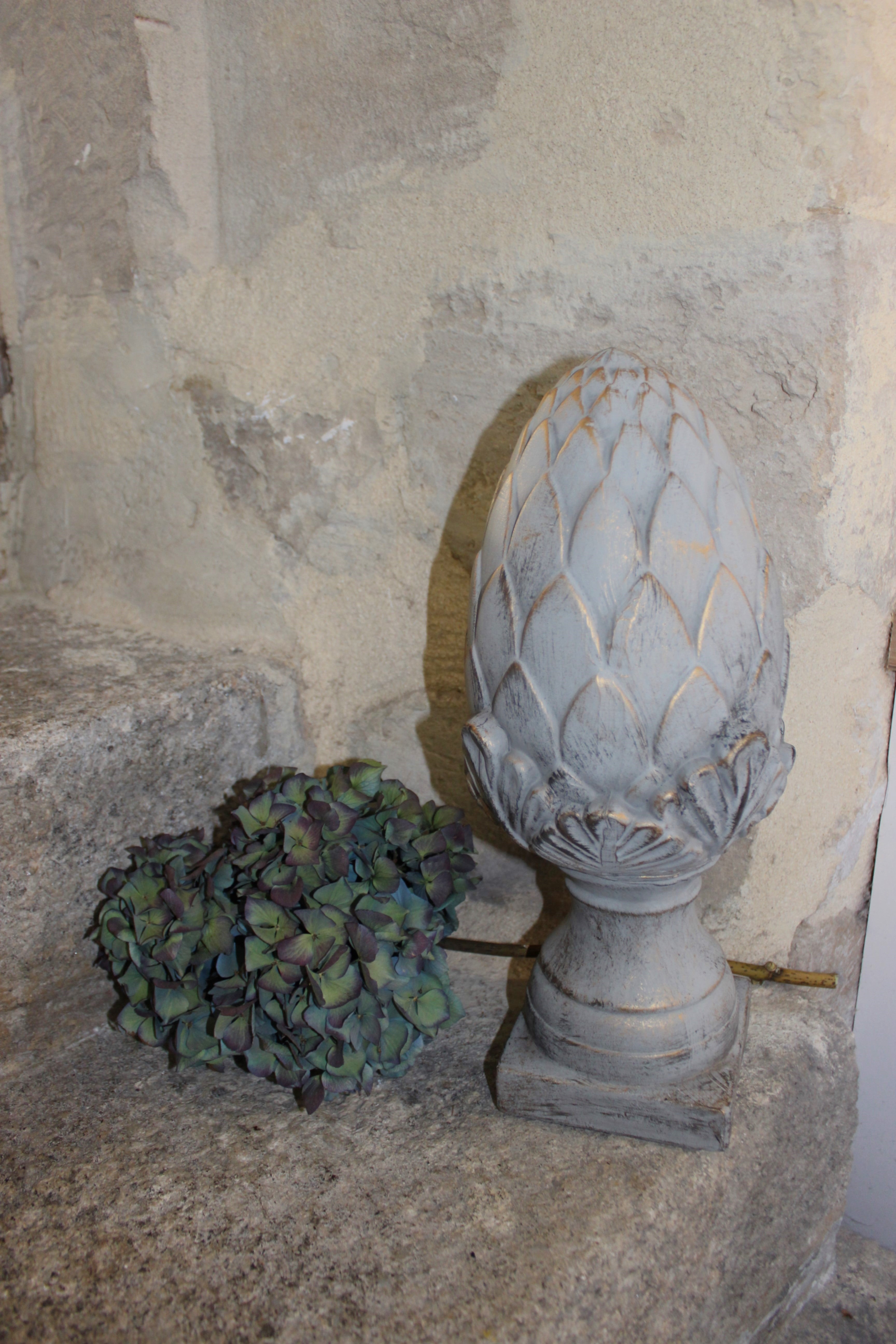 sculpture en forme de pomme de pin pour une décoration campagne chic- Clayre & Eef - Maison Ysance 