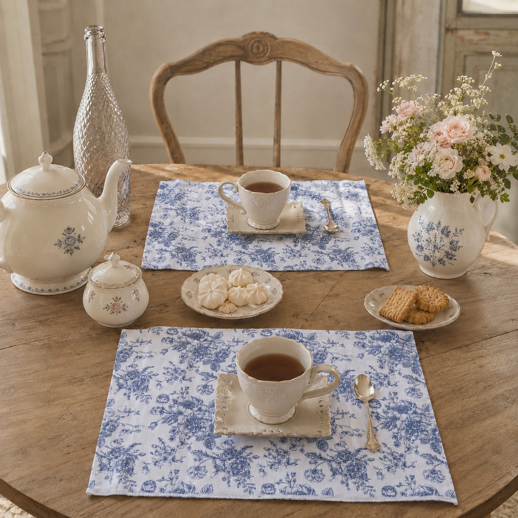 Des motifs floraux délicats et des teintes lumineuses pour une table pleine de charme