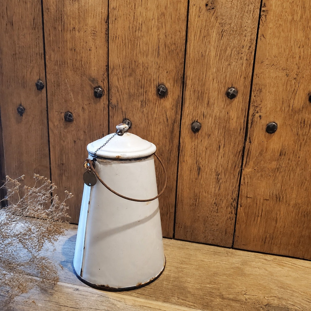 Ancien pot en métal émaillé blanc patiné pour décoration brocante