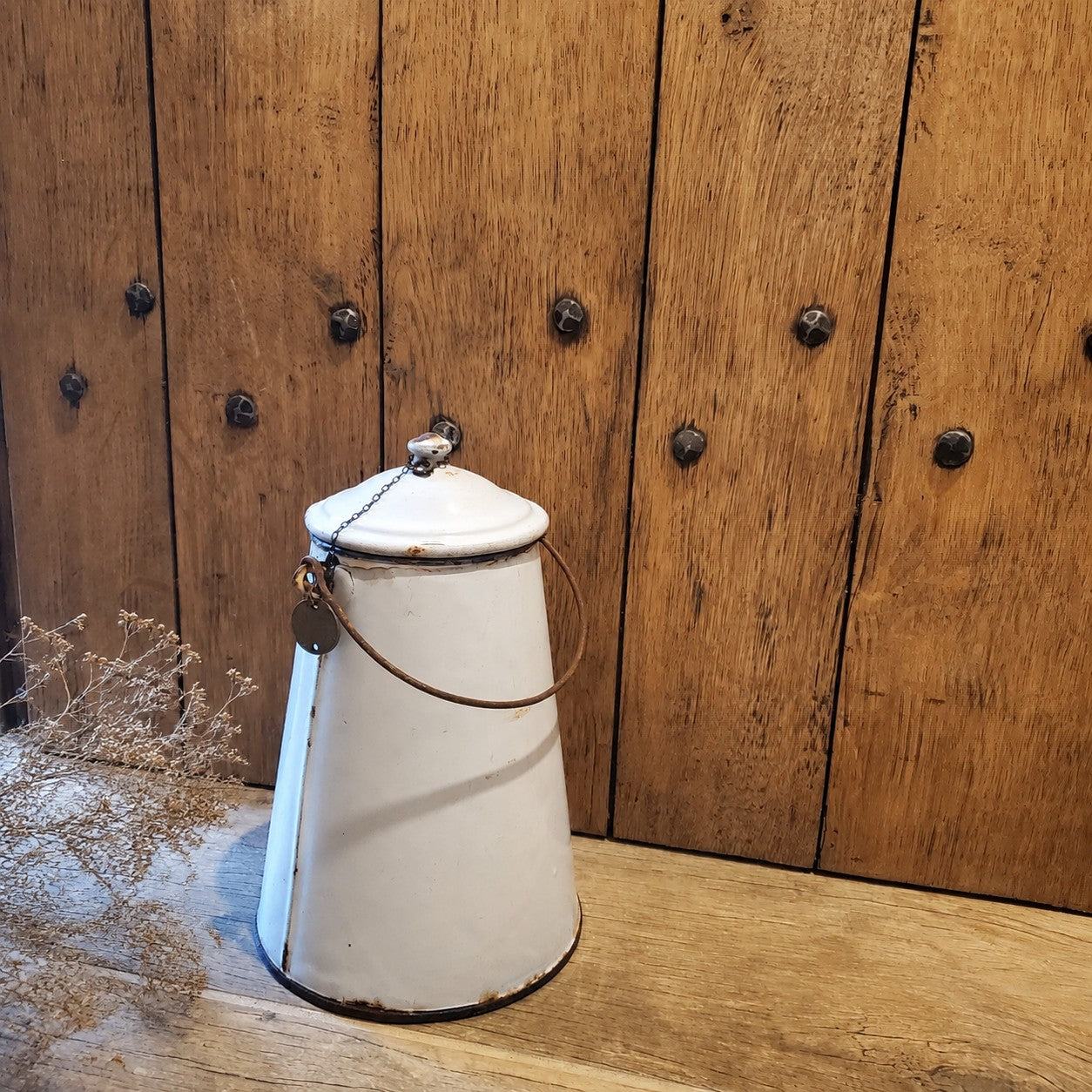 Ancien pot en métal émaillé blanc patiné pour décoration brocante