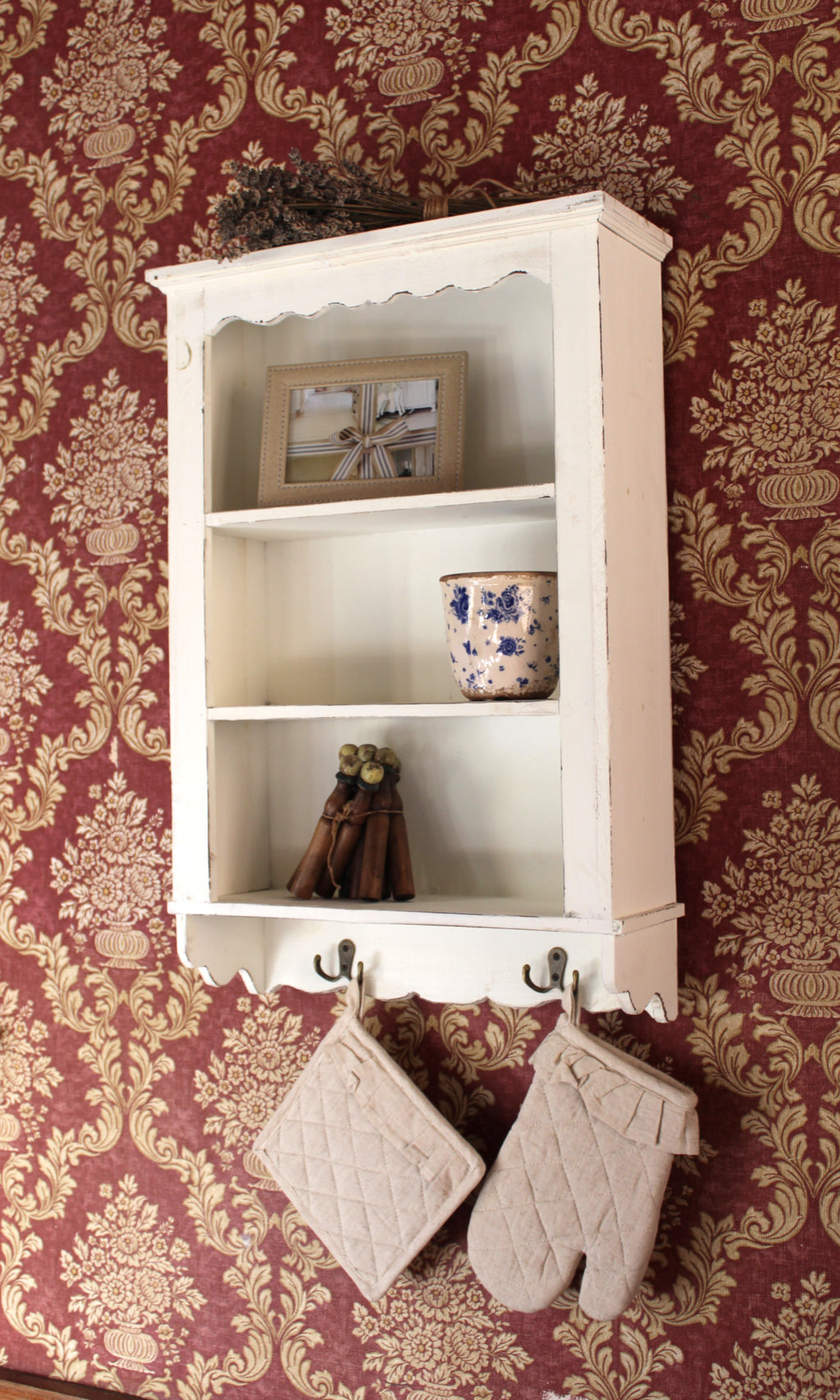 jolie petite armoire à suspendre en bois -ambiance campagne chic - maison de caractère - Clayre & Eef - Maison 