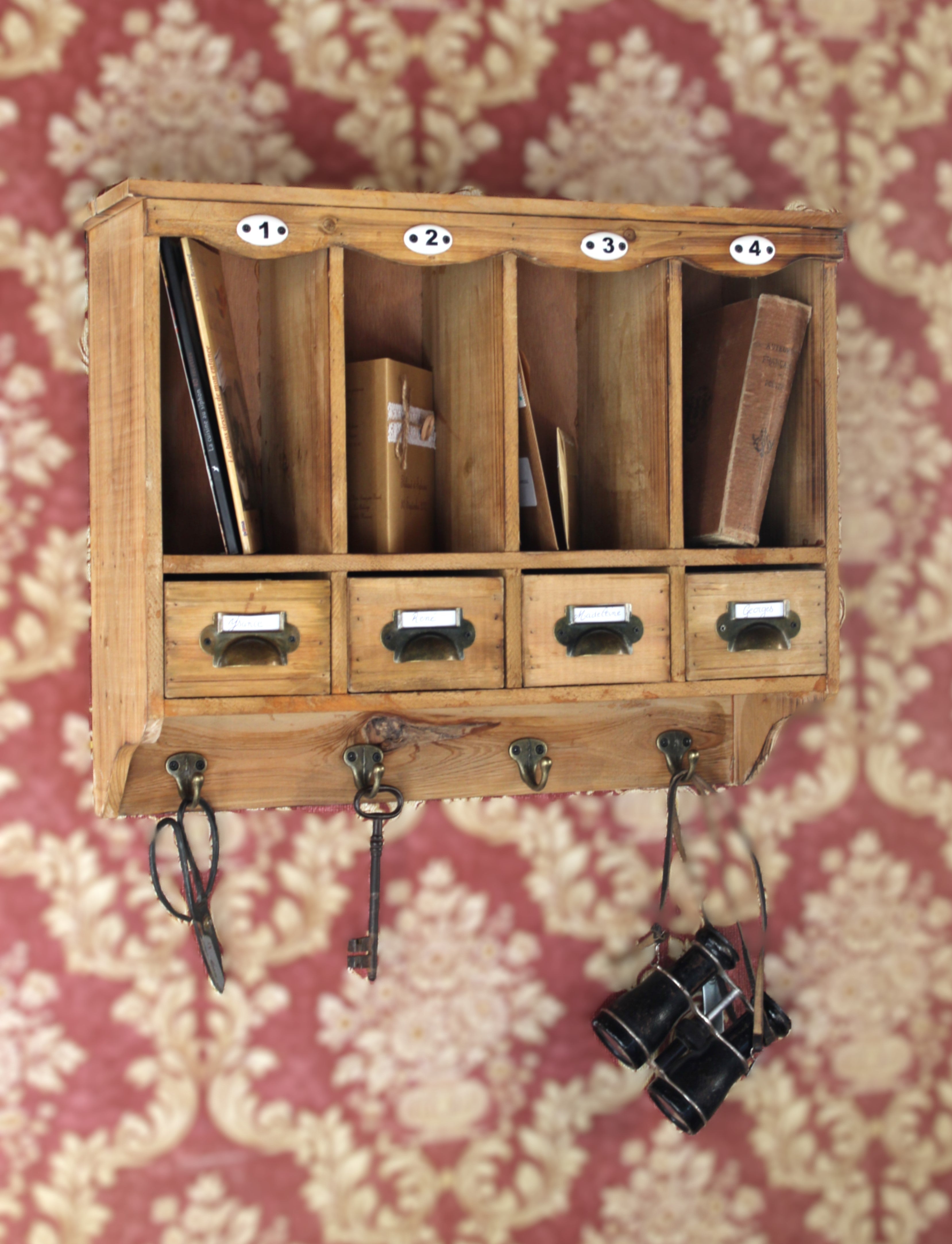 jolie petite armoire à suspendre en bois -ambiance campagne chic - maison de caractère - Clayre & Eef - Maison Ysance