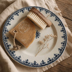 Assiette ancienne en terre de fer de Choisy-le-Roi, décor floral bleu, idéale pour une décoration campagne chic, une maison de famille ou une collection de vaisselle française ancienne.