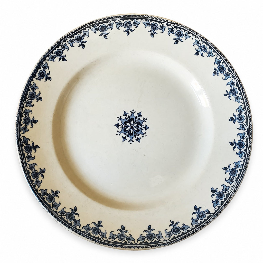 Assiette creuse ancienne en terre de fer Hippolyte Boulenger & Cie, fabriquée à Choisy-le-Roi, décor floral bleu de la fin du XIXᵉ siècle.