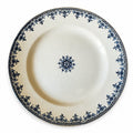 Assiette creuse ancienne en terre de fer Hippolyte Boulenger & Cie, fabriquée à Choisy-le-Roi, décor floral bleu de la fin du XIXᵉ siècle.