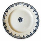 Assiette creuse ancienne en terre de fer Hippolyte Boulenger & Cie, fabriquée à Choisy-le-Roi, décor floral bleu de la fin du XIXᵉ siècle.