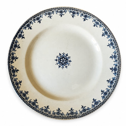 Assiette creuse ancienne en terre de fer Hippolyte Boulenger & Cie, fabriquée à Choisy-le-Roi, décor floral bleu de la fin du XIXᵉ siècle.