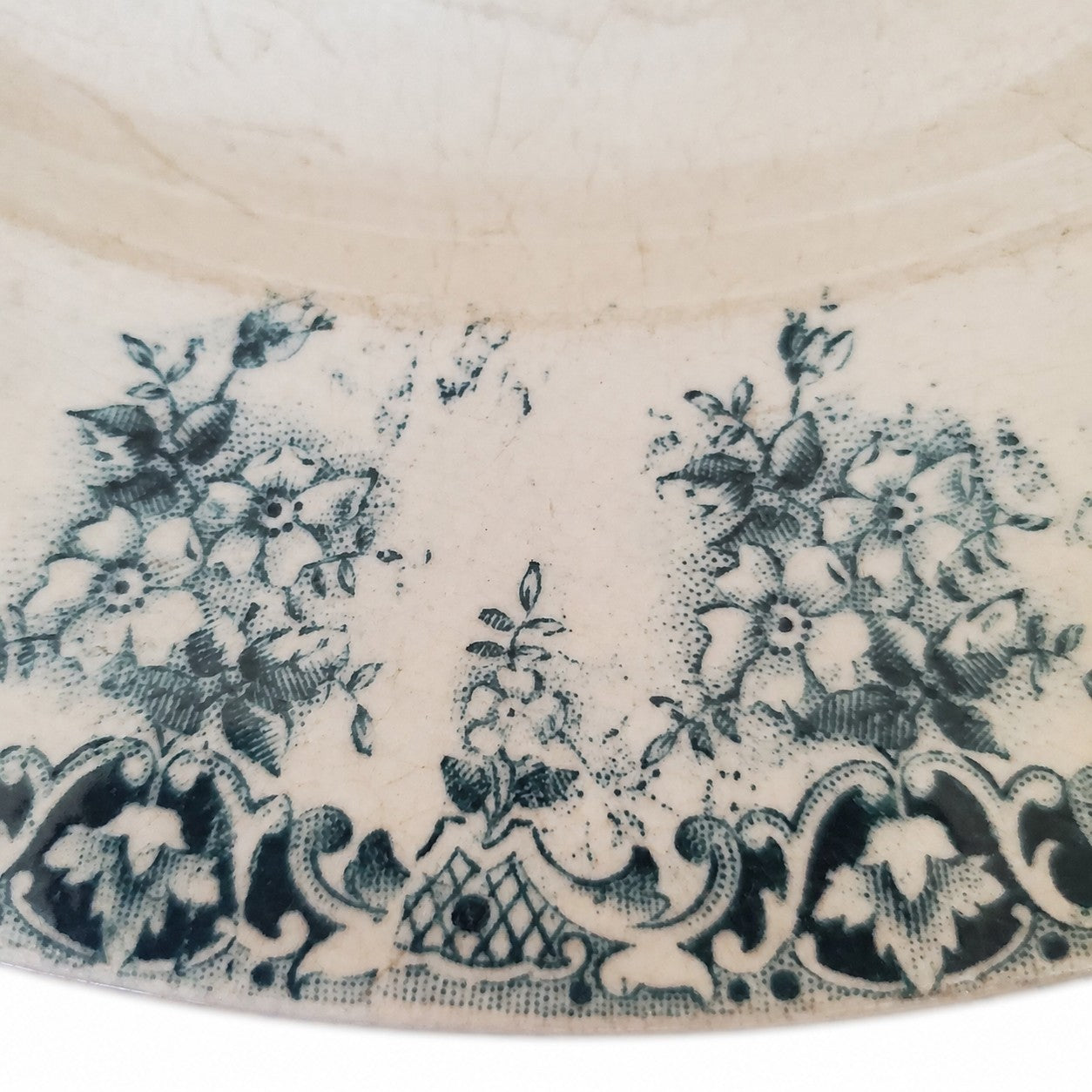 Assiette ancienne en terre de fer