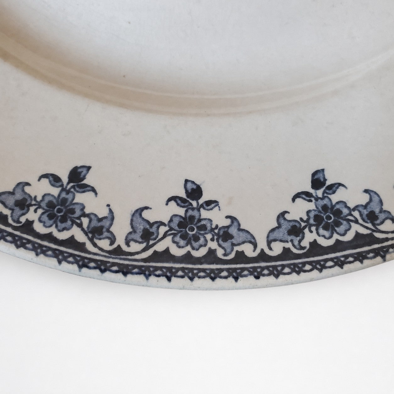 Assiette ancienne en terre de fer