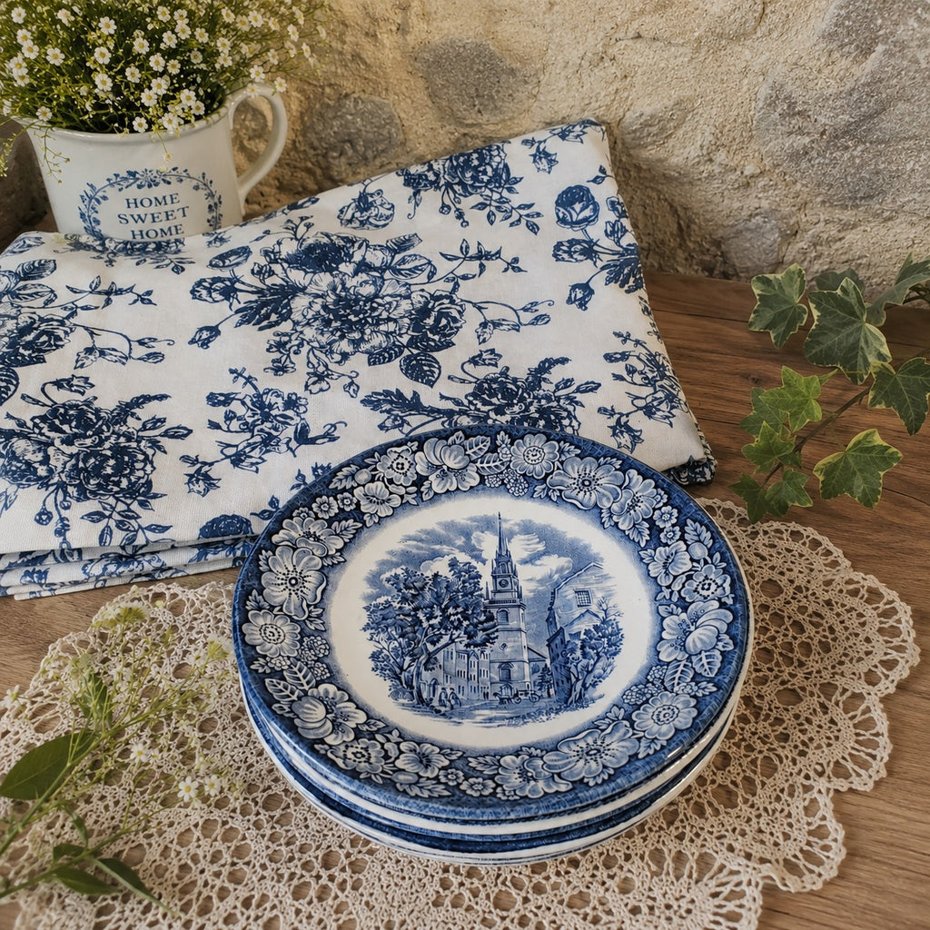 Soucoupes vintage en faïence anglaise avec décor village ancien et clocher, esprit campagne chic