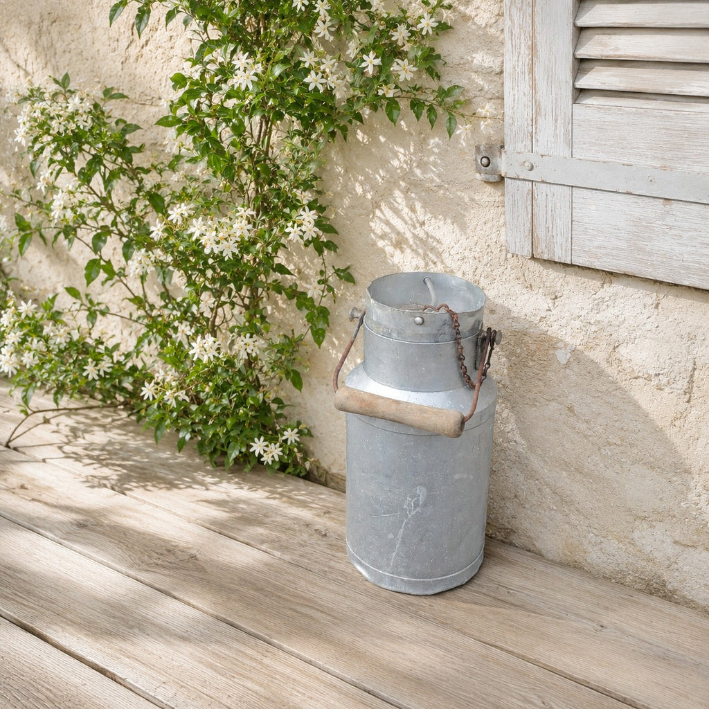 Bidon à lait ancien en aluminium chiné, objet de ferme vintage pour décoration cottage et maison de famille