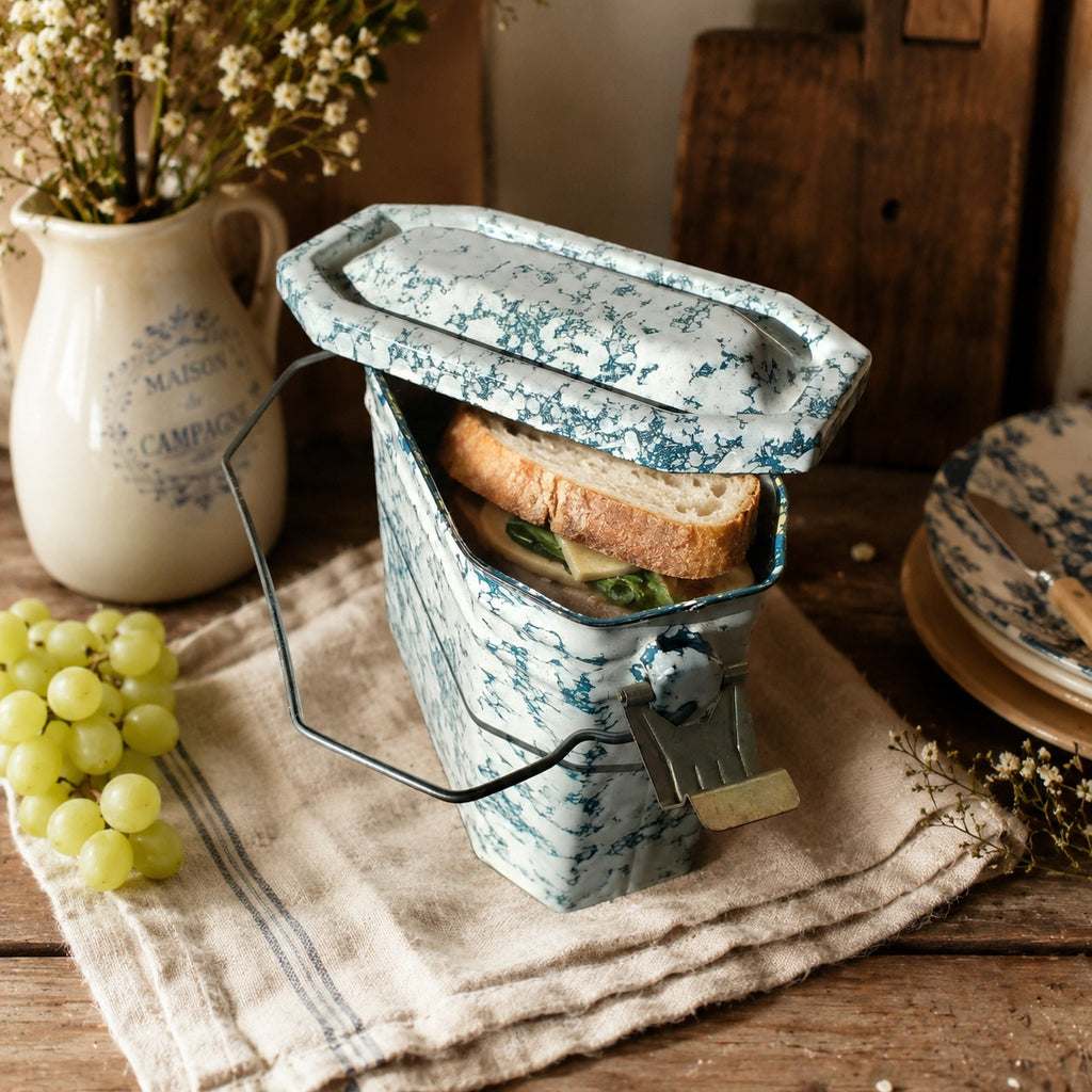 Boîte repas ancienne en émail marbré blanc et bleu avec couvercle et plateau intérieur, pièce authentique de décoration campagne chic.
