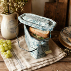 Boîte repas ancienne en émail marbré blanc et bleu avec couvercle et plateau intérieur, pièce authentique de décoration campagne chic.