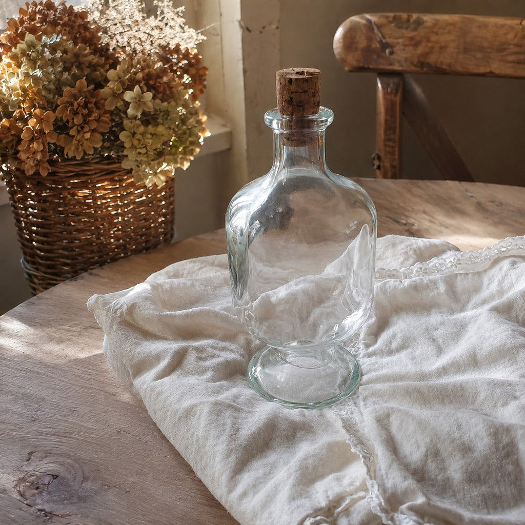 Bouteille ancienne en verre transparent avec bouchon en liège, jolie pièce de brocante pour une décoration de maison de charme.