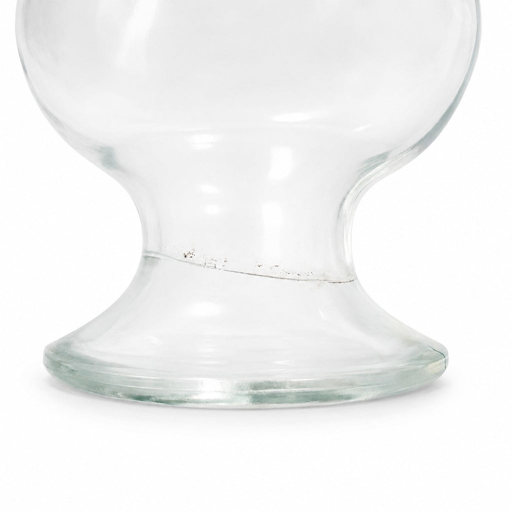 Bouteille ancienne en verre sur pied