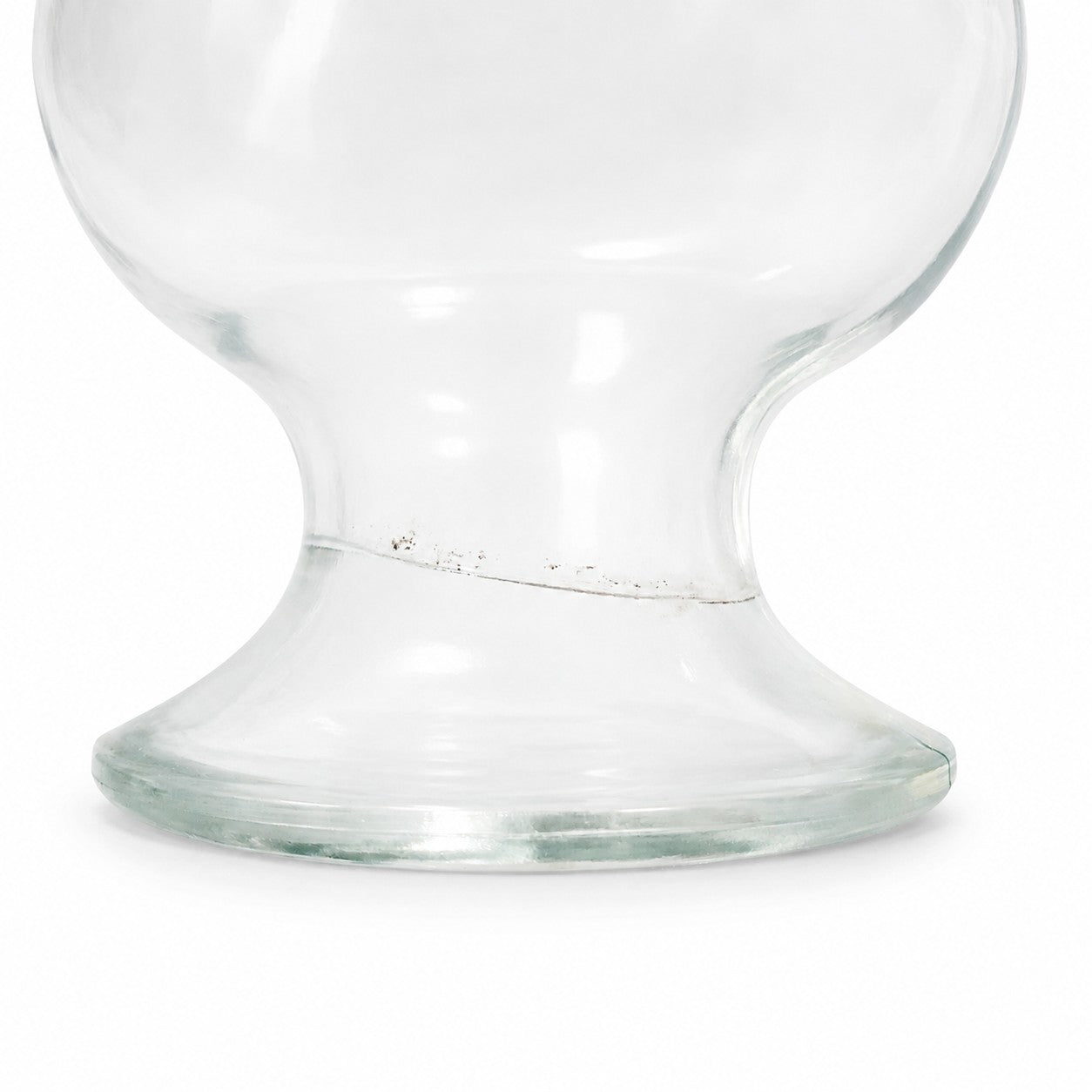 Bouteille ancienne en verre sur pied