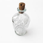Bouteille ancienne en verre sur pied