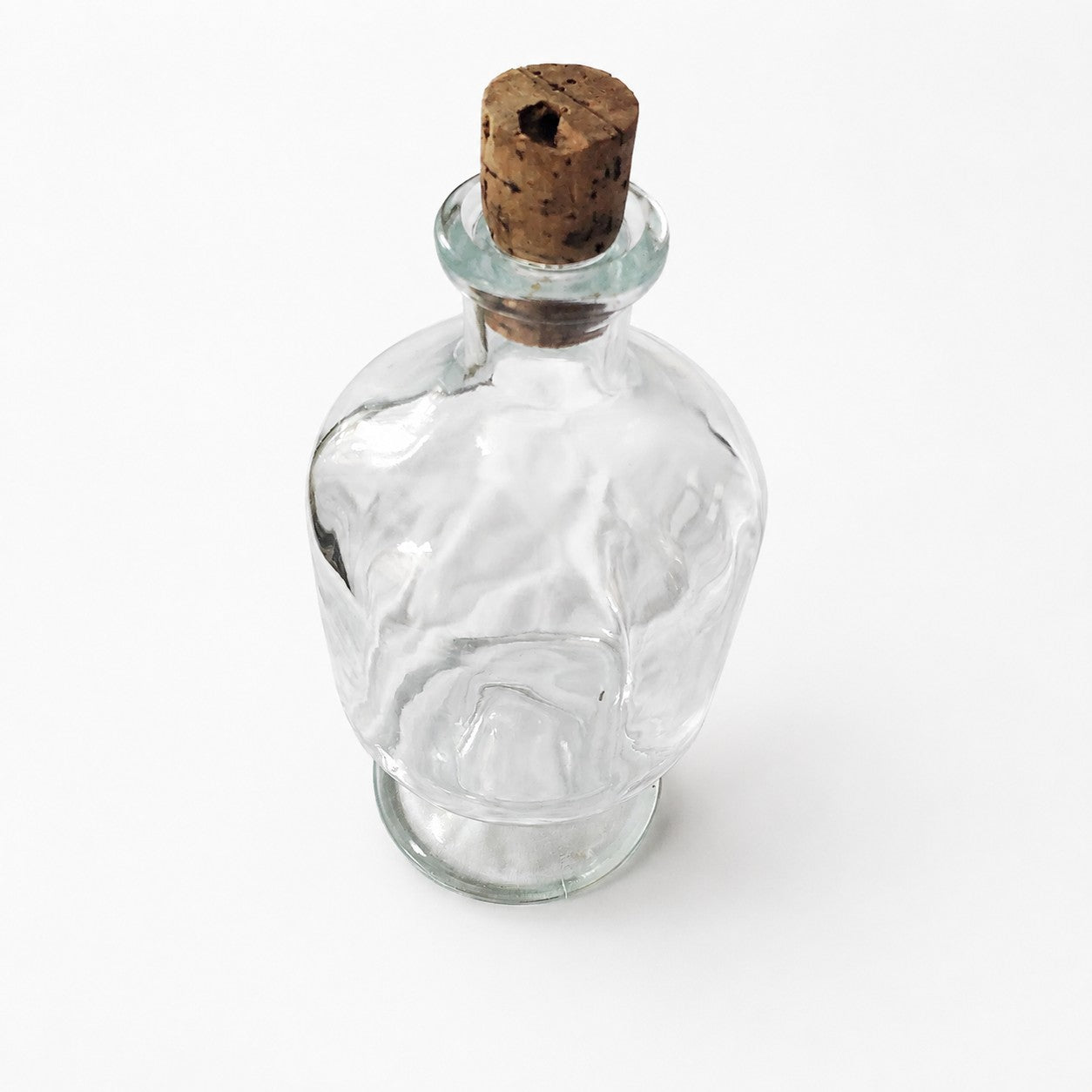 Bouteille ancienne en verre sur pied