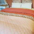 boutis en coton rose et blanc à rayures fines, ambiance maison de famille et décoration romantique chic