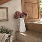 Broc ancien émaillé blanc chiné avec traces d'usure, idéal en vase décoratif dans une ambiance campagne chic et cottage