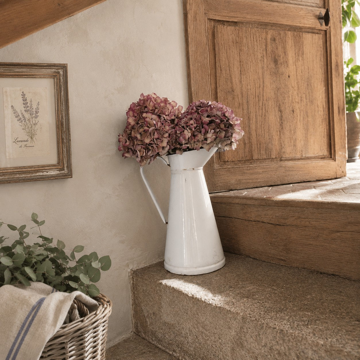 Broc ancien émaillé blanc chiné avec traces d'usure, idéal en vase décoratif dans une ambiance campagne chic et cottage