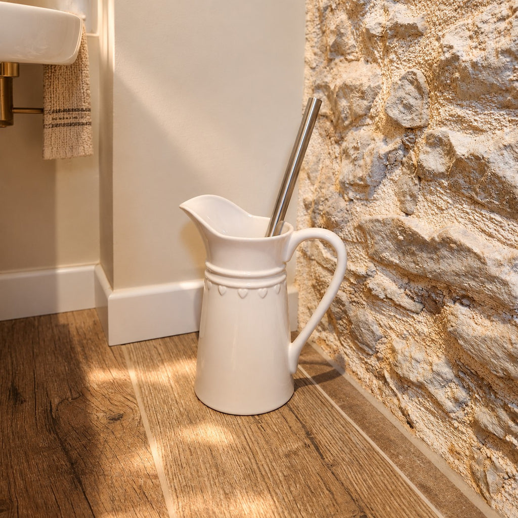 Broc blanc pour les toilettes campagne chic.