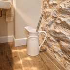Broc blanc pour les toilettes campagne chic.