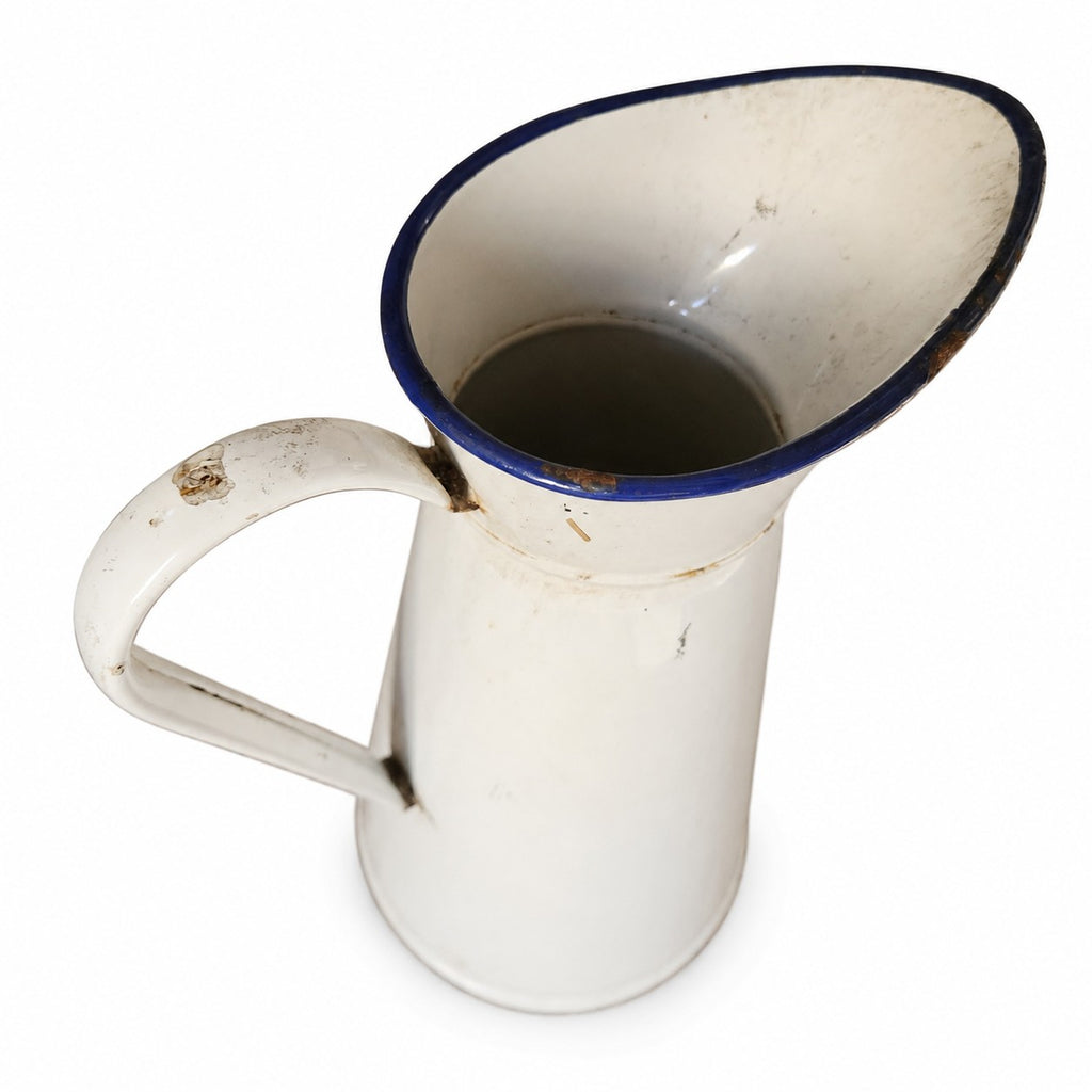 Grand broc ancien émaillé blanc à liseré bleu