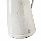 Grand broc ancien émaillé blanc à liseré bleu