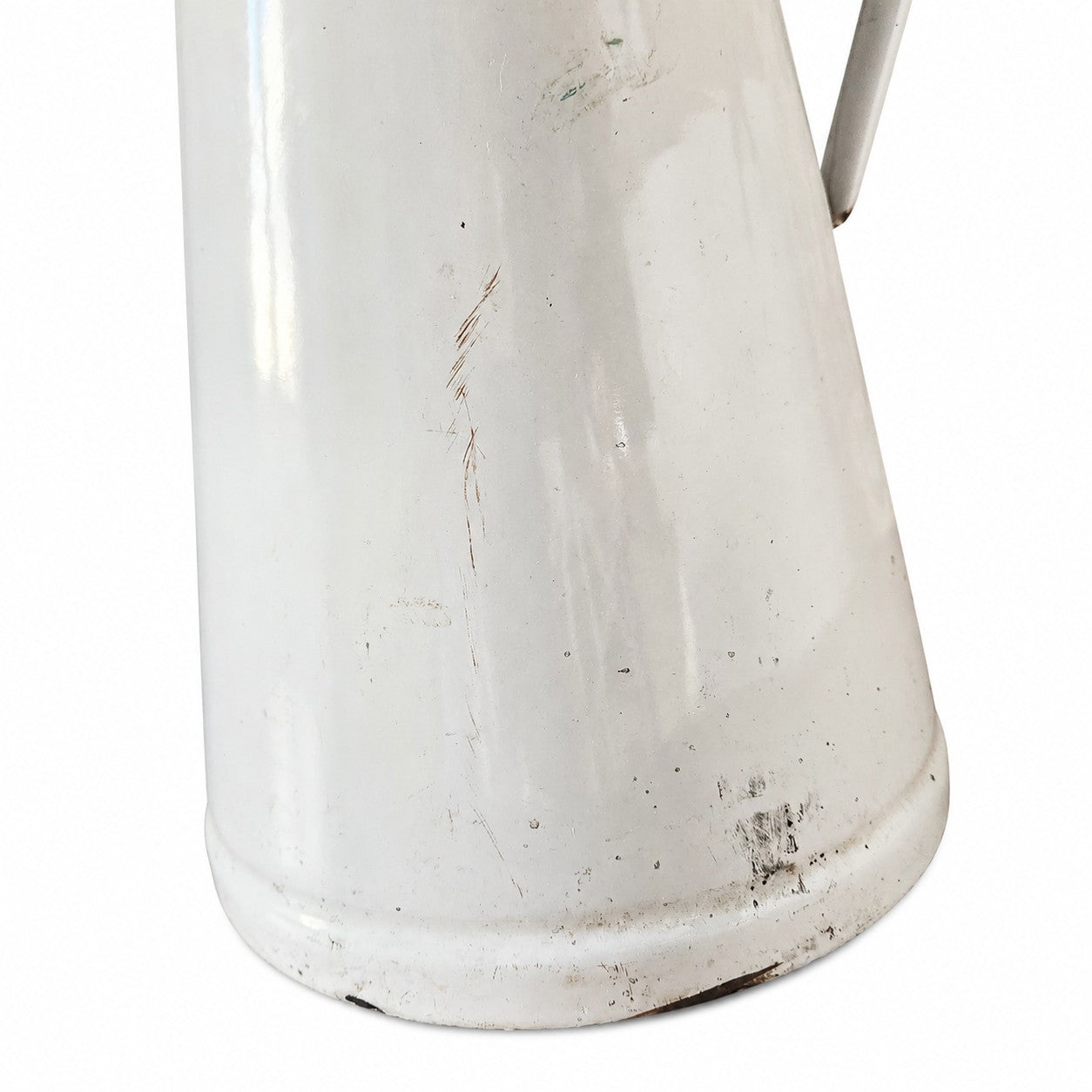 Grand broc ancien émaillé blanc à liseré bleu