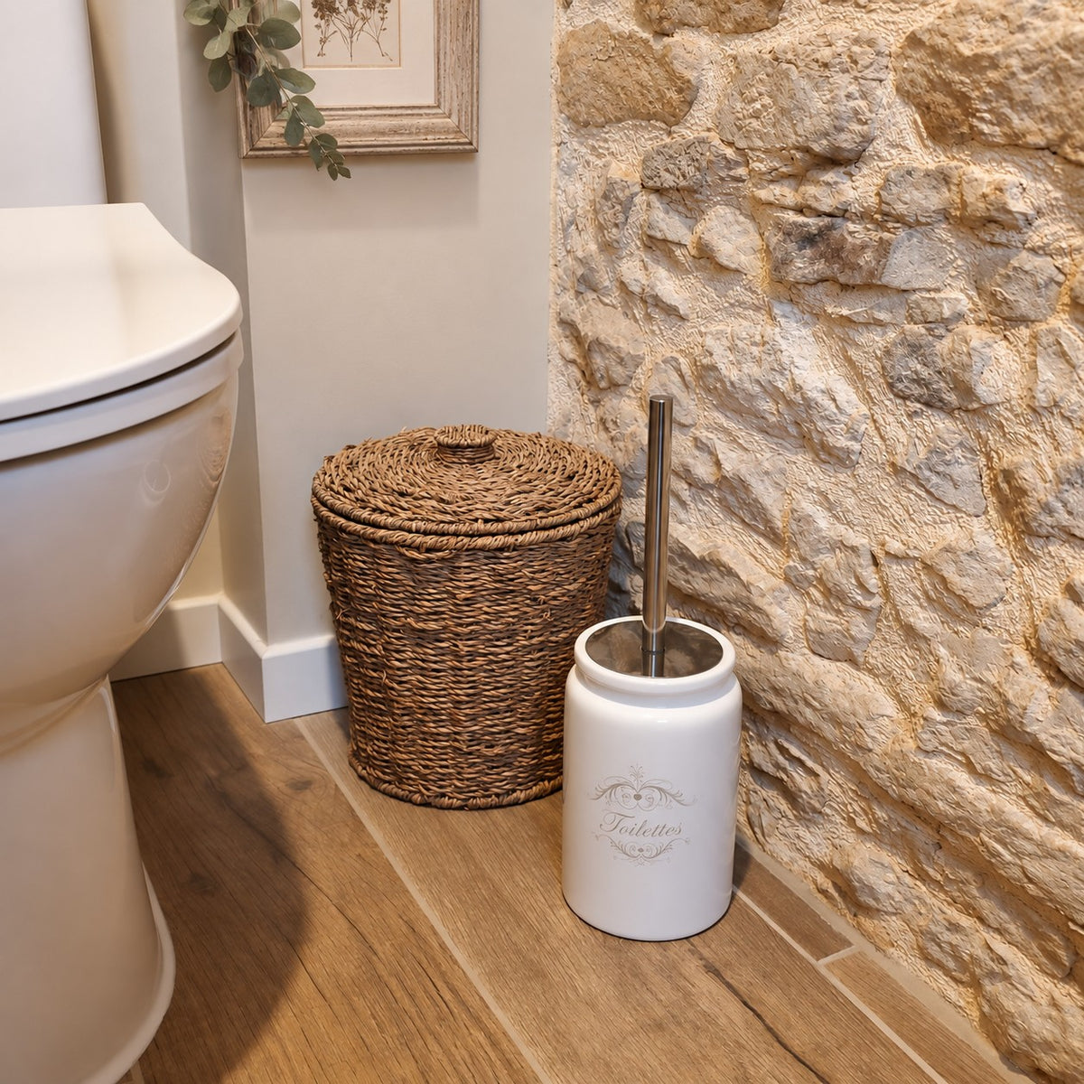Brosse toilettes en céramique blanche décorée de fleurs, accessoire élégant pour salle de bains et maison de charme.