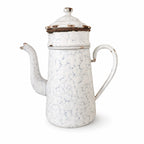 Cafetière ancienne en métal émaillé blanc marbré bleu avec couvercle, pièce de brocante vintage au charme authentique.