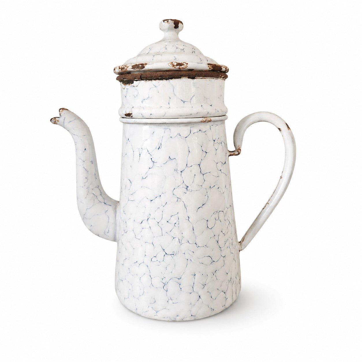 Cafetière ancienne en métal émaillé blanc marbré bleu avec couvercle, pièce de brocante vintage au charme authentique.