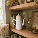 Cafetière ancienne émaillée avec filtre intérieur amovible, finition blanc marbré bleu et patine d'origine.