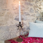 Bougeoir en laiton antique avec bougie allumée, décoration chaleureuse campagne chic et maison de charme