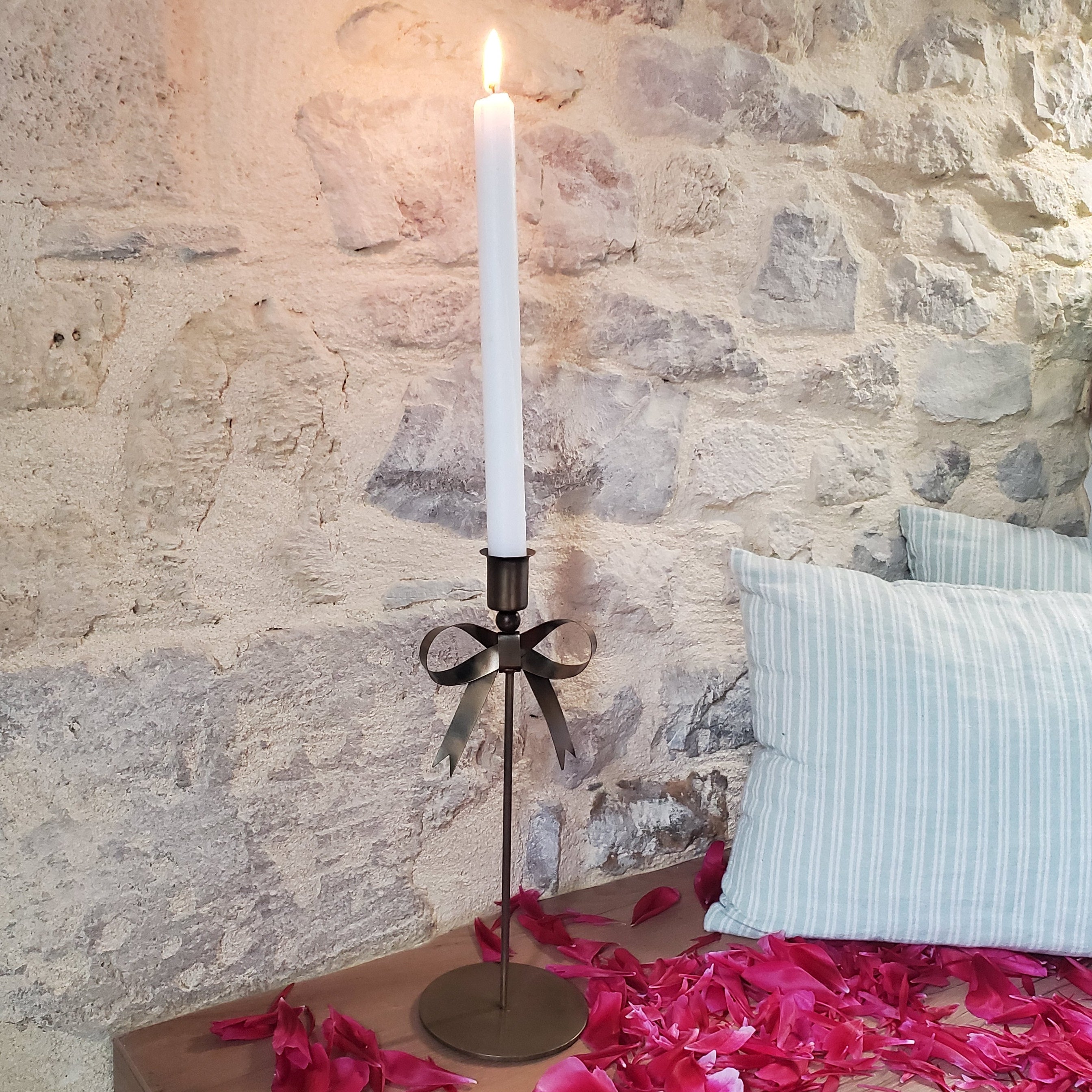 Bougeoir en laiton antique avec bougie allumée, décoration chaleureuse campagne chic et maison de charme