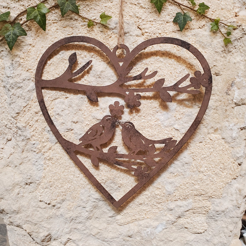 Cœur en acier Corten avec oiseaux et branche fleurie, décoration en métal rouillé esprit campagne et nature.